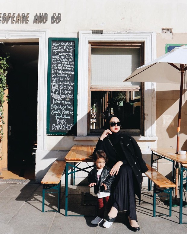 Dian Pelangi dan Rumi/ Foto: Instagram/dianpelangi Dian Pelangi dan Rumi di Paris, 2022