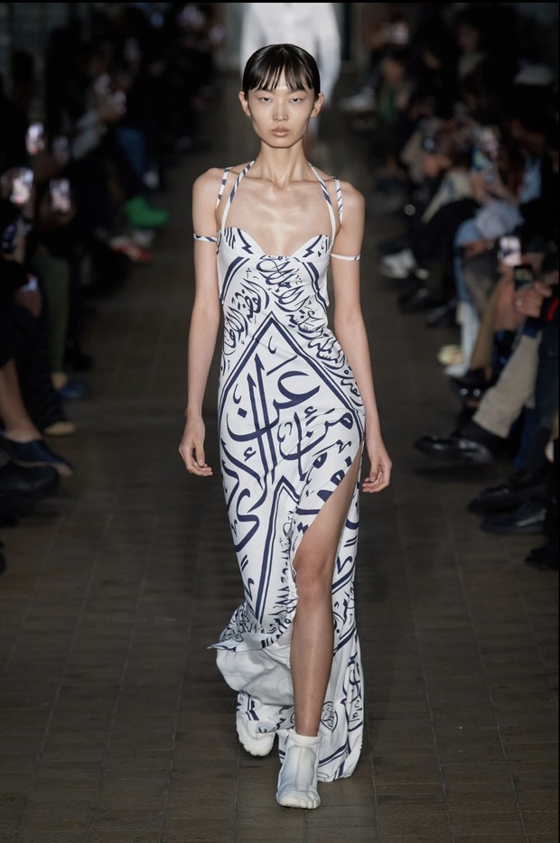 GmbH Spring 2023 Look 2 dengan kaligrafri/