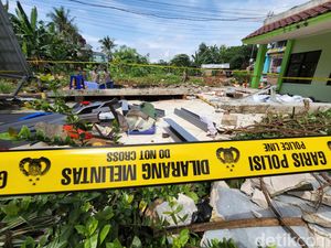 Garis Polisi Melintang di MTsN 19 Pondok Labu