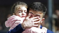 Foto menyedihkan seorang ayah membawa anaknya di tengah suasana mencekam akibat gas air mata. (Foto: ALEJANDRO PAGNI/AFP via Getty Images)