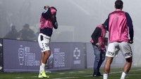 Pemain sampai menutup wajahnya dengan jersey latihan karena asap pedas gas air mata. (Foto: ALEJANDRO PAGNI/AFP va Getty Images)