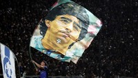Laga sendiri akhirnya ditunda. Pejabat setempat mengonfirmasi ada satu suporter yang tewas, saat dibawa dari stadion ke rumah sakit. Pria malang itu meninggal akibat serangan jantung. (Foto: ALEJANDRO PAGNI/AFP via Getty Images)