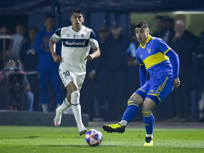 gimnasia la plata vs boca juniors,gas air mata,polisi,suporter LA PLATA, ARGENTINA - OCTOBER 06: Martin Payero of Boca Juniors during a match between Gimnasia y Esgrima La Plata and Boca Juniors as part of Liga Profesional 2022 at Juan Carmelo Zerillo Stadium on October 6, 2022 in La Plata, Argentina. The match was stopped at nine minutes of play and later cancelled amid serious incidents outside the stadium with fans and police officers who used tear gas and rubber bullets to disperse the crowd. It was reported a fan of Gimnasia died and many were injured.(Photo by Marcelo Endelli/Getty Images)