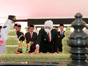 Khofifah Ziarah Pusara RPH M Noer, Gubernur Penggagas Jembatan Suramadu Khofifah Ziarah Pusara RPH M Noer, Gubernur Penggagas Jembatan Suramadu