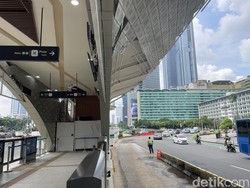 Penumpang TransJ Sayangkan Halte Bundaran HI Halangi Patung Selamat Datang