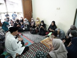 Istri Menag Melayat ke Keluarga Siswa MTsN 19 Korban Tembok Roboh