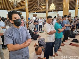 Jemaah Masjid Agung Solo Gelar Salat Gaib untuk Korban Tragedi Kanjuruhan