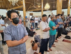 Jemaah Masjid Agung Solo Gelar Salat Gaib untuk Korban Tragedi Kanjuruhan