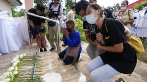 Jerit Tangis Keluarga Korban Pembantaian Massal di Thailand