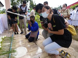 Jerit Tangis Keluarga Korban Pembantaian Massal di Thailand