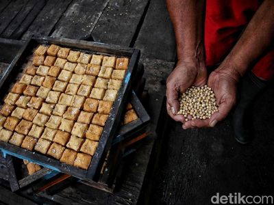 Jeritan Perajin Tahu Tempe Saat Harga Kedelai Meroket