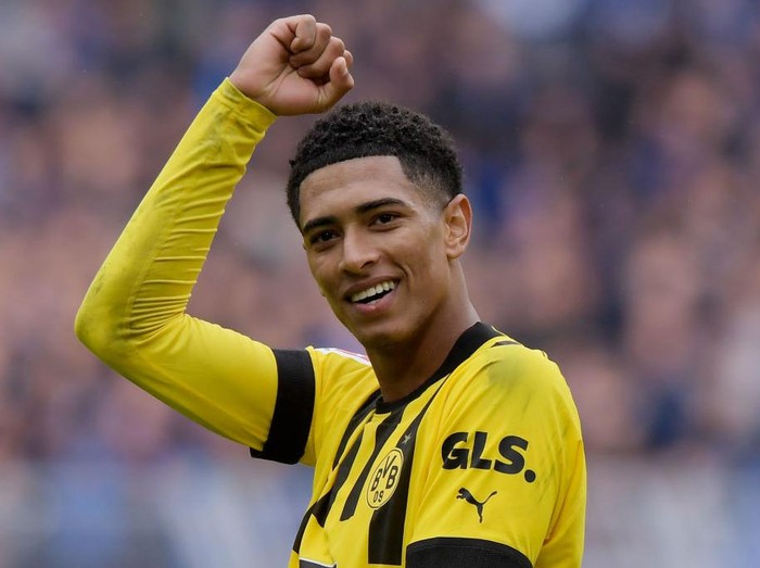 DORTMUND, GERMANY - SEPTEMBER 17: Jude Bellingham of Borussia Dortmund  during the German Bundesliga  match between Borussia Dortmund v Schalke 04 at the Signal Iduna Park on September 17, 2022 in Dortmund Germany (Photo by Dennis Bresser/Soccrates/Getty Images)