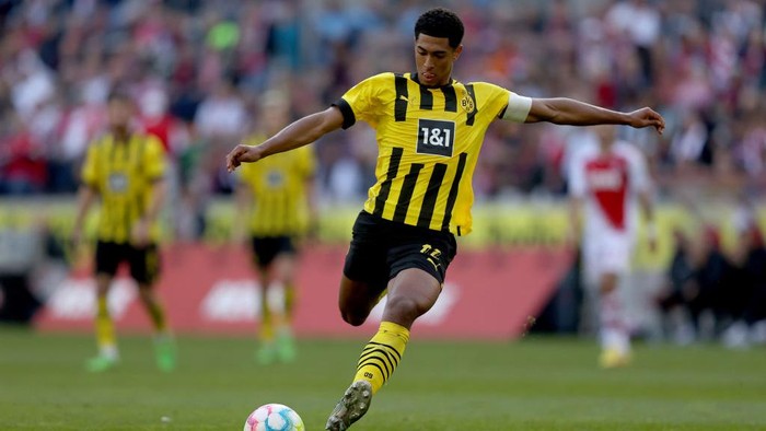 DORTMUND, GERMANY - SEPTEMBER 17: Jude Bellingham of Borussia Dortmund  during the German Bundesliga  match between Borussia Dortmund v Schalke 04 at the Signal Iduna Park on September 17, 2022 in Dortmund Germany (Photo by Dennis Bresser/Soccrates/Getty Images)