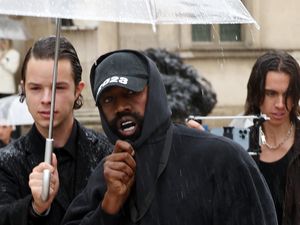 Kanye West Bikin Drama di PFW, Kini Serang Gigi Hadid dan Hailey Bieber Kanye West Bikin Drama di PFW, Kini Serang Gigi Hadid dan Hailey Bieber