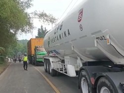 Trailer Muat Semen 28 Ton Mogok Saat Nanjak, Lalin di Bangkalan Sempat Macet