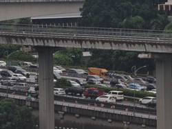 Usai Hujan Deras, Tol Dalkot Arah Cawang Macet Sore Ini