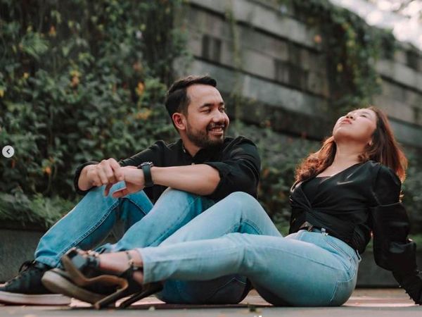 Kemesraan Kiky Saputri Bareng Pacar yang Mirip Prewedding