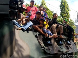 Semringah Warga Pekalongan Naik Anoa Kendaraan Taktis TNI Keliling Kota