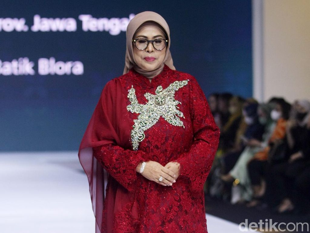 Putri Maruf Amin Catwalk di Indonesia International Modest Fashion Festival