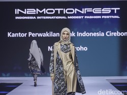 Desainer Nina Nugroho Rilis Koleksi dari Kain Batik Ciwaringin, Cirebon