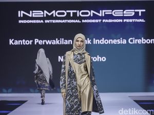 Desainer Nina Nugroho Rilis Koleksi dari Kain Batik Ciwaringin, Cirebon Desainer Nina Nugroho Rilis Koleksi dari Kain Batik Ciwaringin, Cirebon