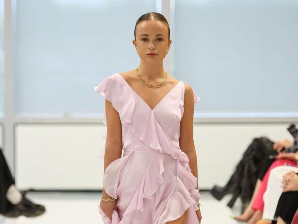 7 Pesona Kecantikan Sepupu Pangeran Harry Jadi Model London Fashion Week