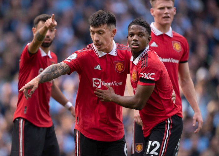 MANCHESTER, ENGLAND - OCTOBER 02: Bruno Fernandes, Lisandro Martinez, Tyrell Malacia and Scott McTominay during the Premier League match between Manchester City and Manchester United at Etihad Stadium on October 2, 2022 in Manchester, United Kingdom. (Photo by Visionhaus/Getty Images)