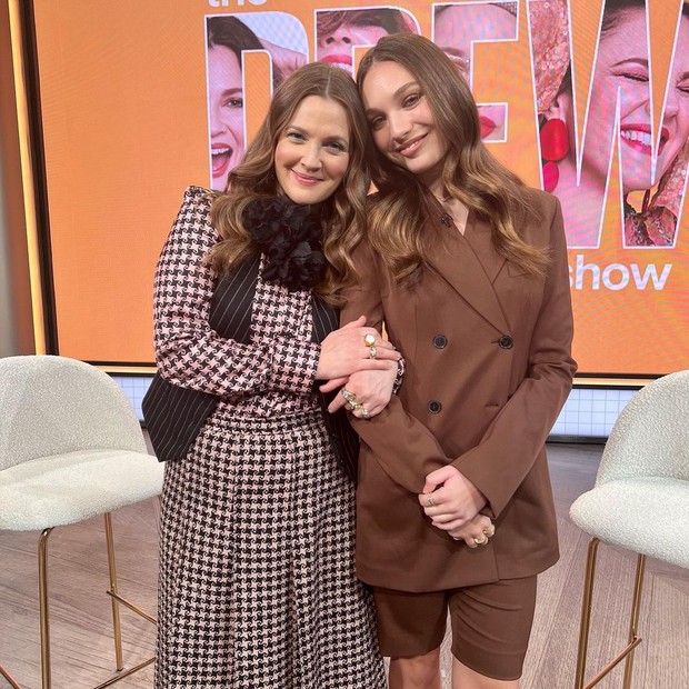 Maddie mengenakan setelan blazer saat berfoto dengan Drew Barrymore