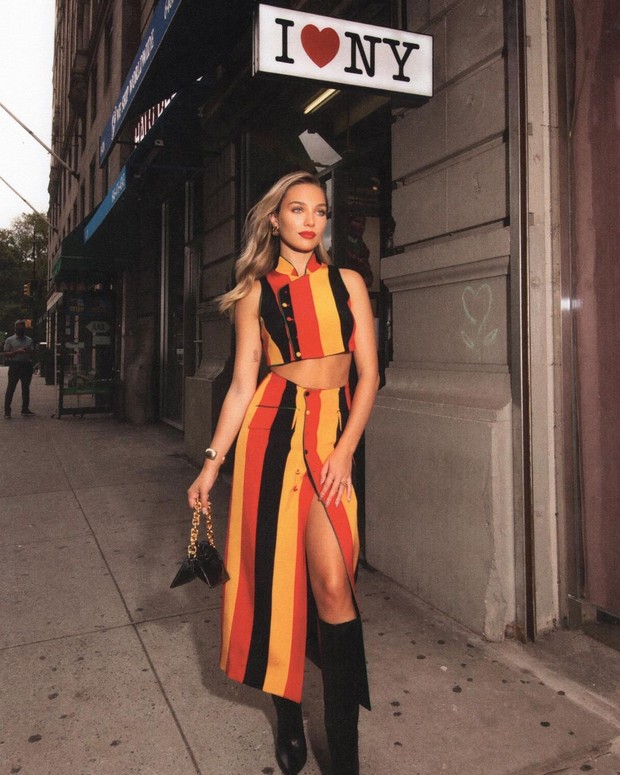 Maddie mengenakan setelan berwarna yang kontras