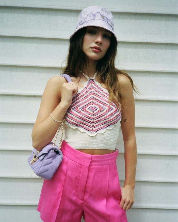 Maddie mengenakan pakaian dengan paduan warna pink dan ungu