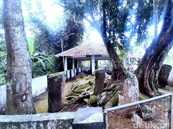 Cerita Para Pencari Wangsit di Makam Raden Anom Wirasuta Karawang