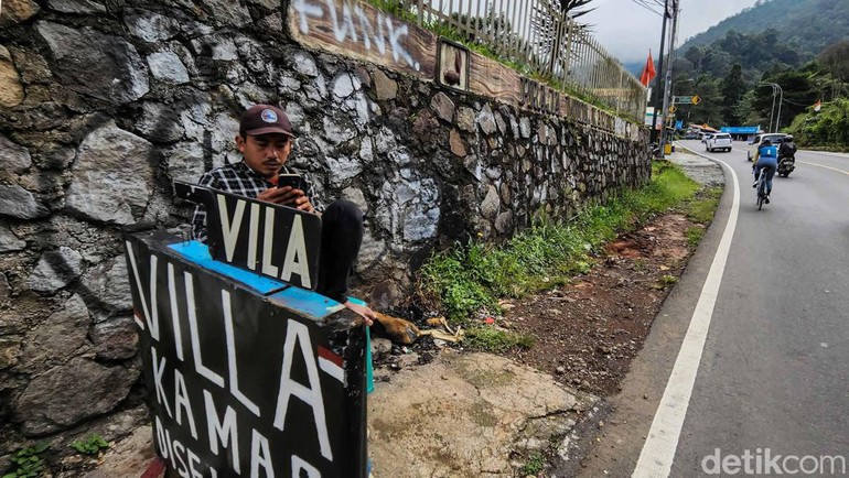 Pesepeda melewati tanjakan di Jl Raya Puncak, Bogor, Jawa Barat. Kini, rute yang ramai dilintasi pesepeda dan kendaraan pribadi dan menjadi jalur kemacetan di akhir pekan terpantau landai pada jam tertentu.