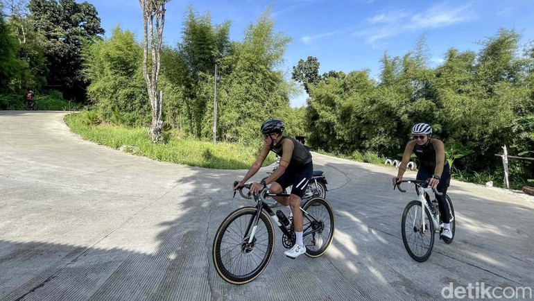 Pesepeda melewati tanjakan di Bukit Hambalang Sentul dengan pemandangan yang cukup indah. Inilah salah satu bukti orang-orang yang bertahan melanggengkan hal baik dengan tetap bersepeda. Biasanya disegmen ini cukup ramai pesepeda di akhir pekan. Padahal saat WFH dan masa PSBB, perbukitan ini ramai pegowes, kini terlihat sepi.