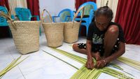 Melihat Pembuatan Boti Khas Pulau Selaru