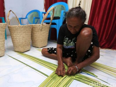 Melihat Pembuatan Boti Khas Pulau Selaru