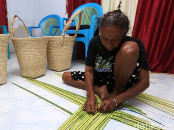 Melihat Pembuatan Boti Khas Pulau Selaru