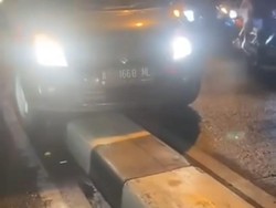 Mobil Nyangkut di Median Jalan Depan Polsek Sukmajaya Depok