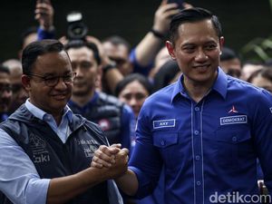 Momen Anies-AHY Lakukan Salam Komando