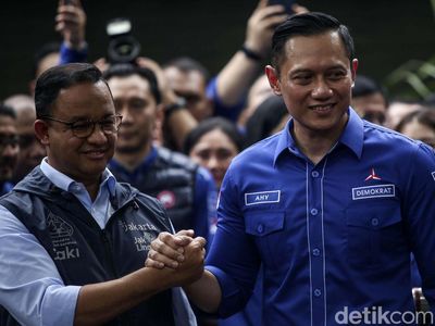 Momen Anies-AHY Lakukan Salam Komando