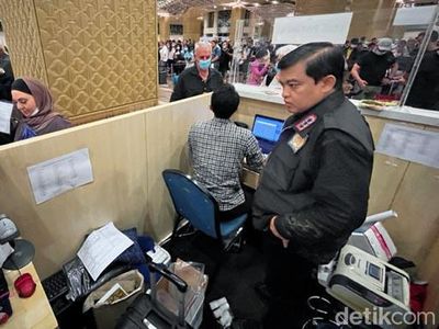 Momen Plt Dirjen Imigrasi Marahi Pihak Bank di Gerai VoA