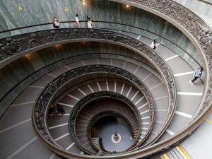 Turis Ngamuk di Vatikan: Enggak Bisa Ketemu Paus, Hancurkan Patung