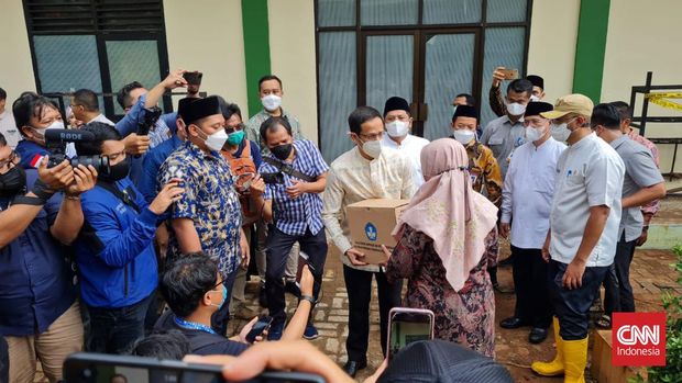 Mendikbudristek Nadiem Makarim mengunjungi MTSN 19 Pondok Labu, Jakarta yang temboknya roboh diterjang banjir, Jumat (7/10).