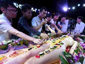 Nyotaimori, Tradisi Makan Sushi yang Disajikan di Atas Tubuh Telanjang Wanita