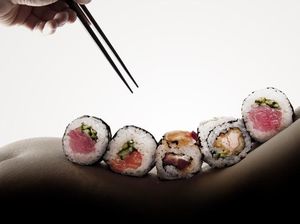 Tradisi Nyotaimori, Makan Sushi di Atas Tubuh Wanita Telanjang di Jepang Tradisi Nyotaimori, Makan Sushi di Atas Tubuh Wanita Telanjang di Jepang