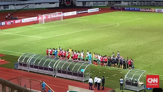 Pemain Palestina U-17 melakukan aksi terpuji dengan membentuk barisan sebelum memeluk pemain Indonesia usai pertandingan di Stadion Pakansari, Bogor, Jumat (7/10).