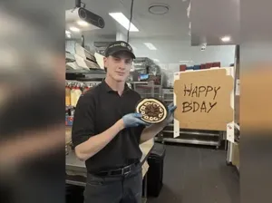 Bikin Haru! Pekerja Ini Temani Pelanggan yang Ulang Tahun Sendirian