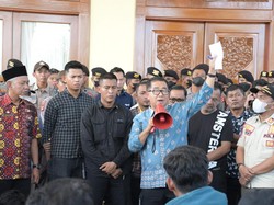 Temui Massa Aksi, Pj Gubernur Minta Dukungan Atasi Masalah di Sulbar