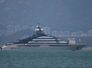 Penampakan Yacht Crazy Rich Rusia di Perairan Hong Kong Penampakan Yacht Crazy Rich Rusia di Perairan Hong Kong
