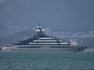 Penampakan Yacht Crazy Rich Rusia di Perairan Hong Kong
