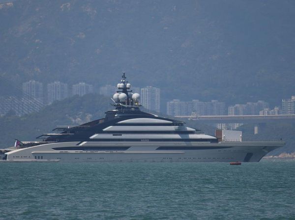 Penampakan Yacht Crazy Rich Rusia di Perairan Hong Kong